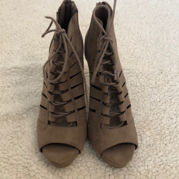 🎉HP🎉{Fergalicious} Light brown heels - Picture 2 of 4